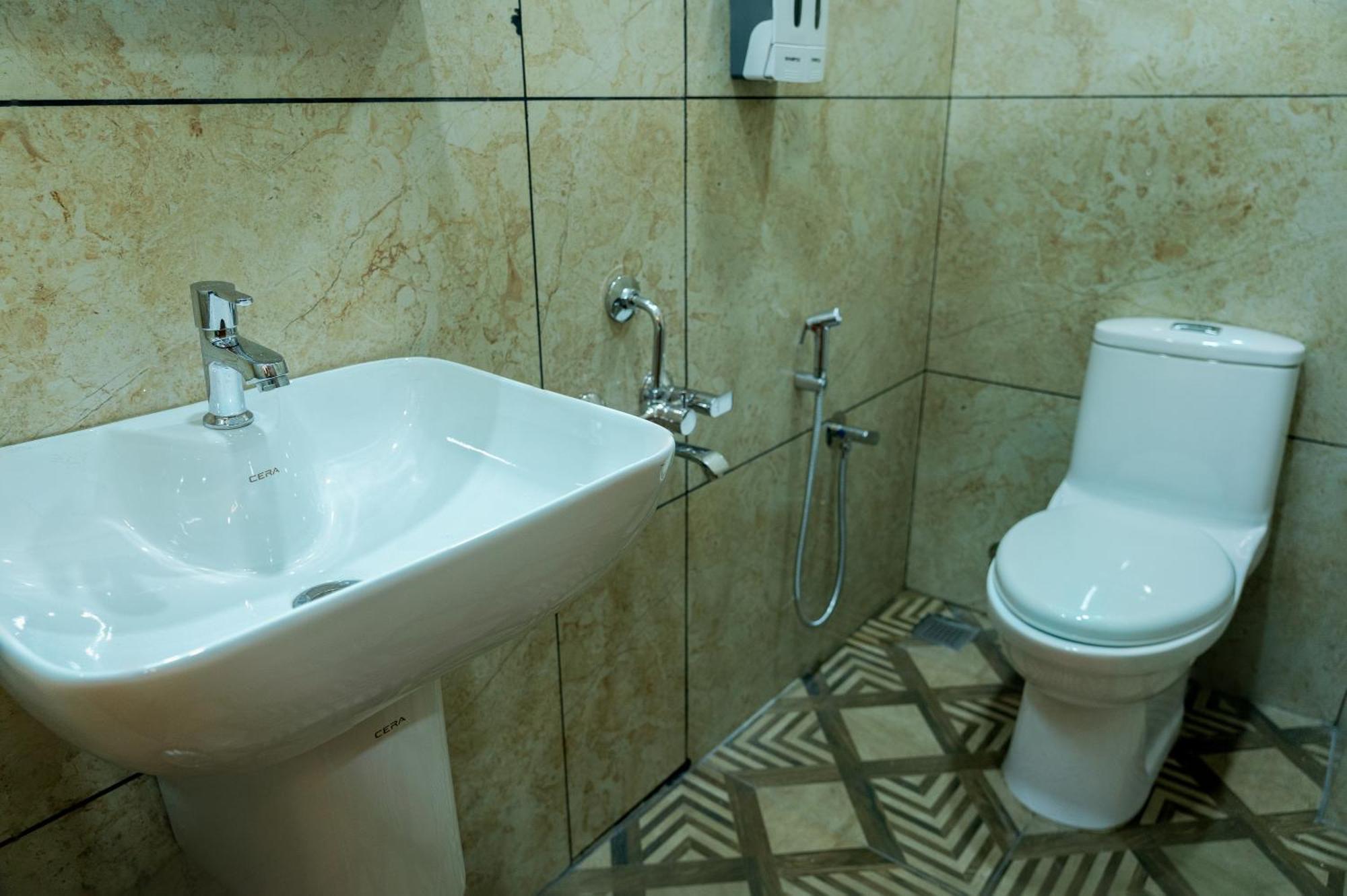 Fly View Airport Residency Hotel Nedumbassery Eksteriør billede