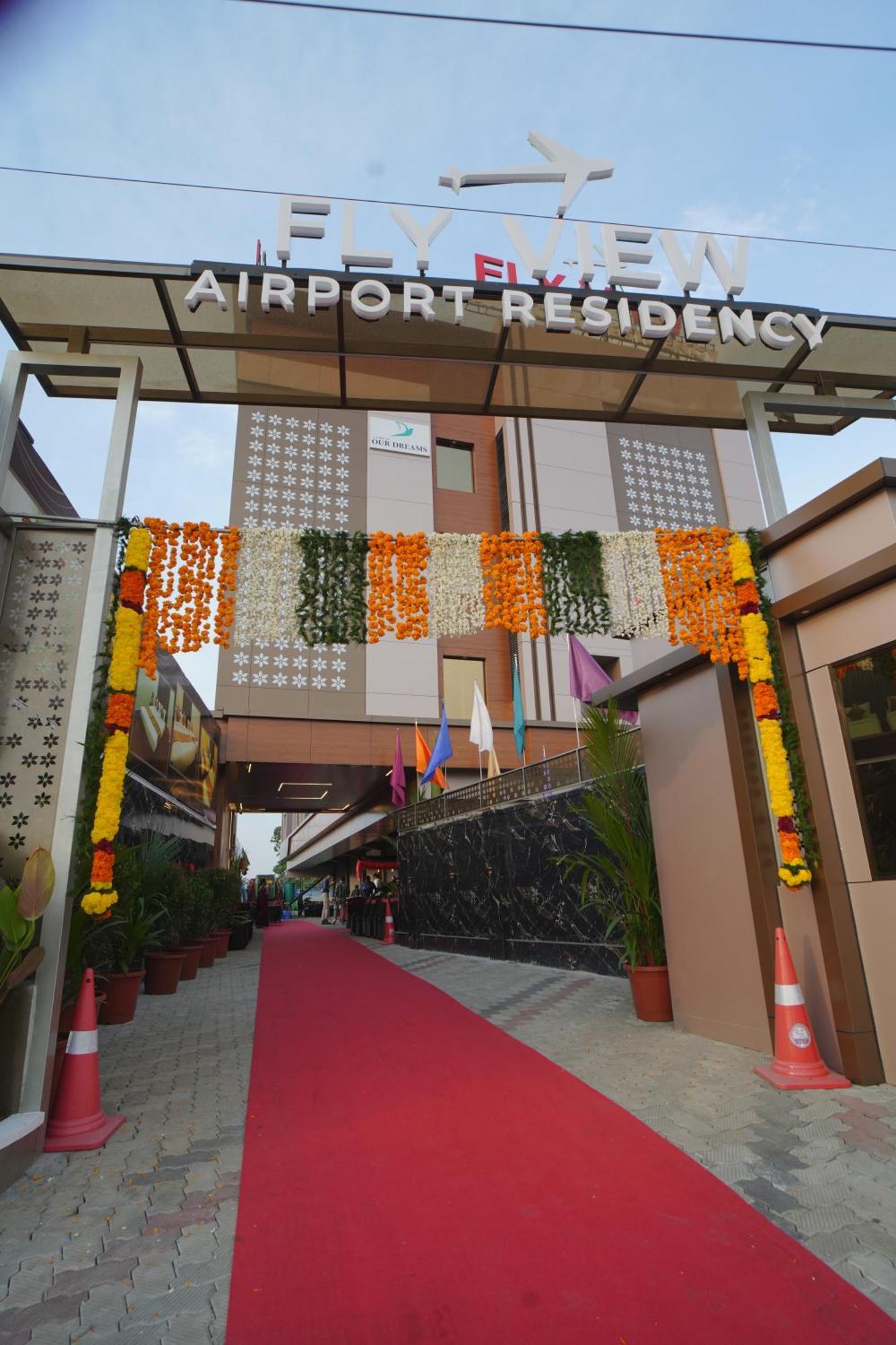 Fly View Airport Residency Hotel Nedumbassery Eksteriør billede