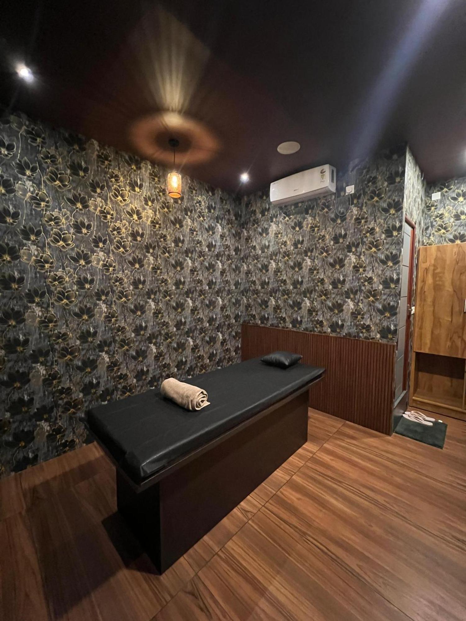 Fly View Airport Residency Hotel Nedumbassery Eksteriør billede
