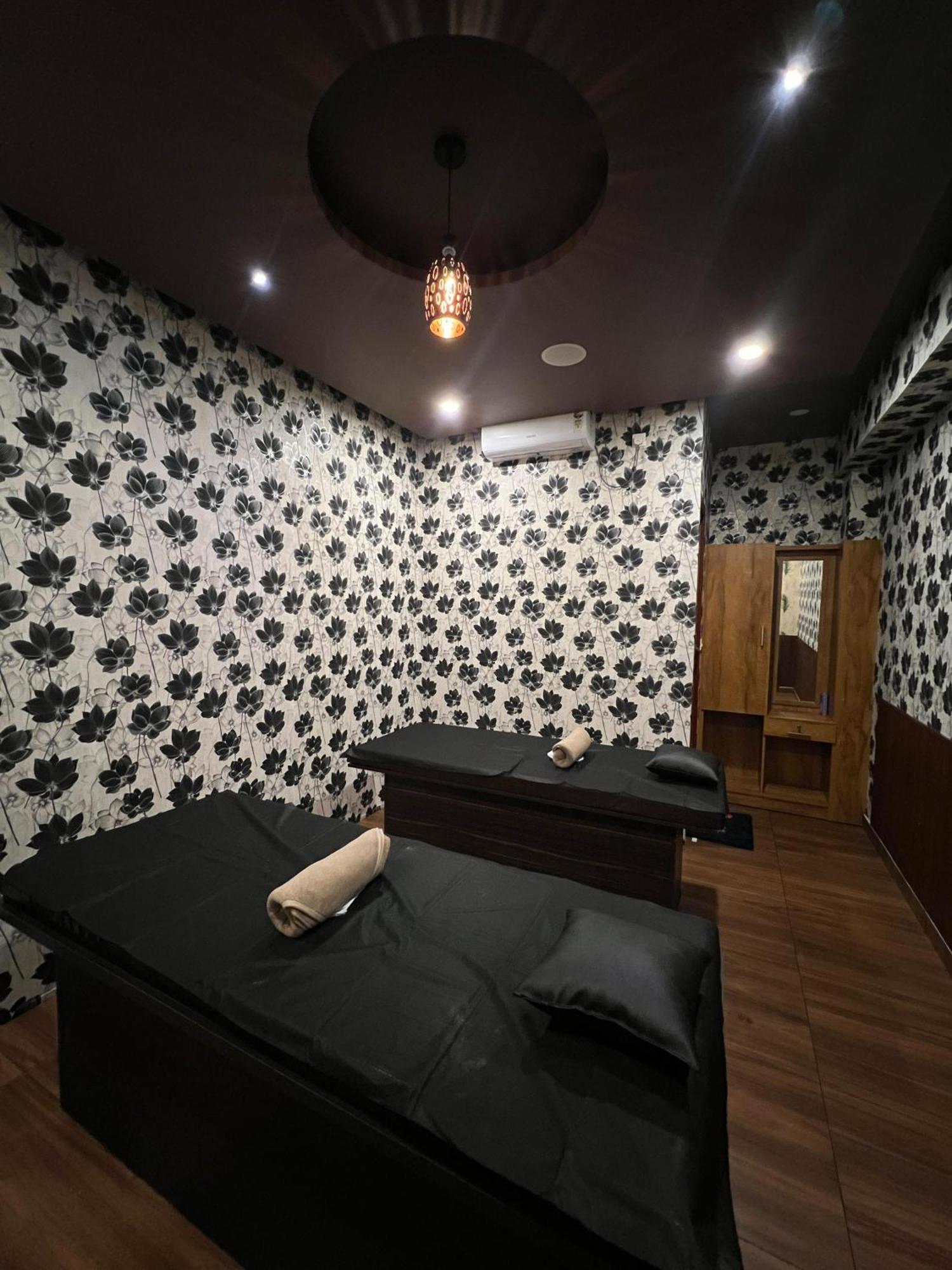 Fly View Airport Residency Hotel Nedumbassery Eksteriør billede